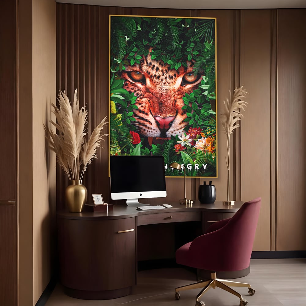 Tablou canvas cu ilustratie digitala portret tigru in jungla, in rama de aluminiu auriu, pe perete intr-un birou